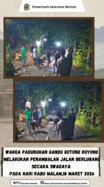 Warga Padukuhan Gandu melaksanakan kegiatan penambalan jalan berlubang secara swadaya